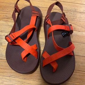 NEVER WORN MENS CHACOS